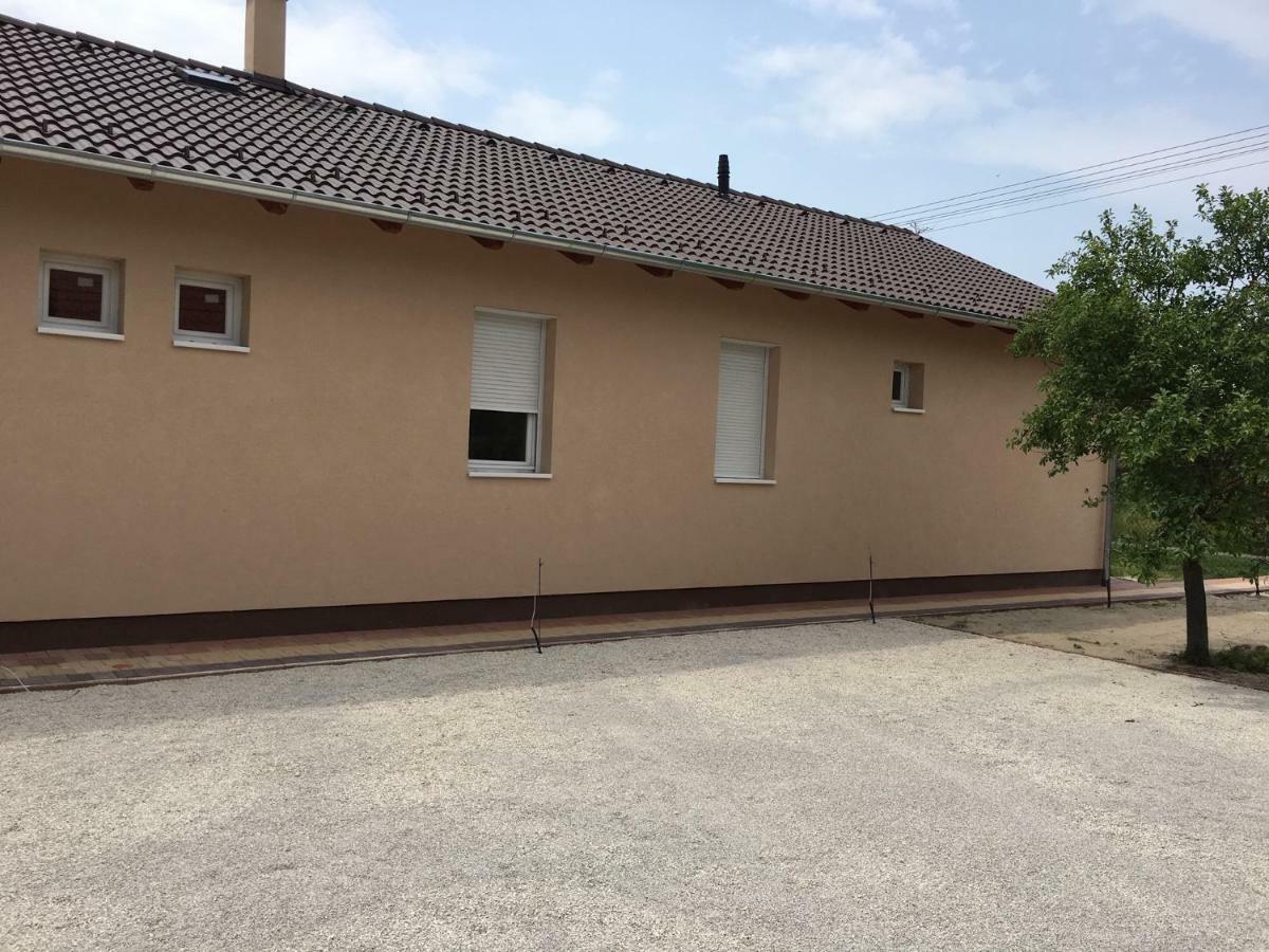 Konrad Apartman Balatonmariafurdo Exterior foto